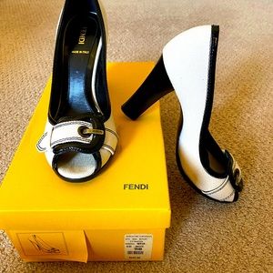 Fendi black and creamer buckle pump